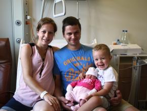Gelukkig gezin met pasgeboren baby Fauve