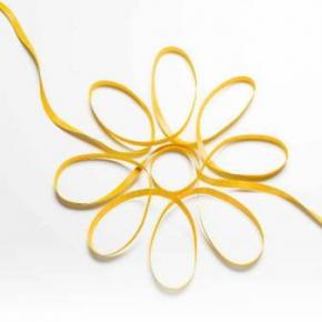 Het gele lintje van het logo van Dag tegen kanker, in de vorm van een bloem