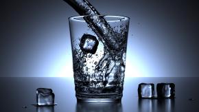 Glas water met ijsblokje
