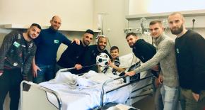 Voetbalploeg KSV Roeselare verrast patiëntjes van kinderafdeling AZ Delta