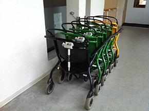 Klaarstaande rolstoelen voor patiënten in het onthaal