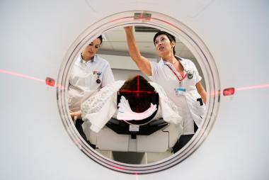 Foto van twee verpleegkundigen die CT-scan nemen 