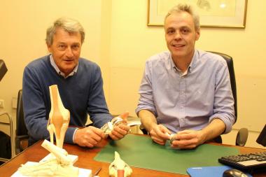 Dr. Van den Daelen en dr. Van Oost met een heupprothese