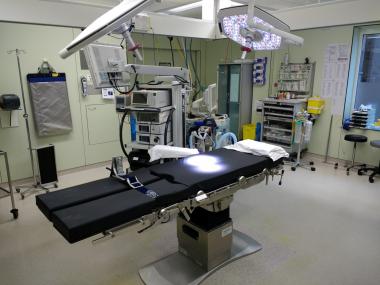 Beeld van operatiezaal met operatietafel