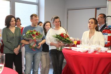 foto van mensen die de afdeling opstarten en  die bloemen kregen
