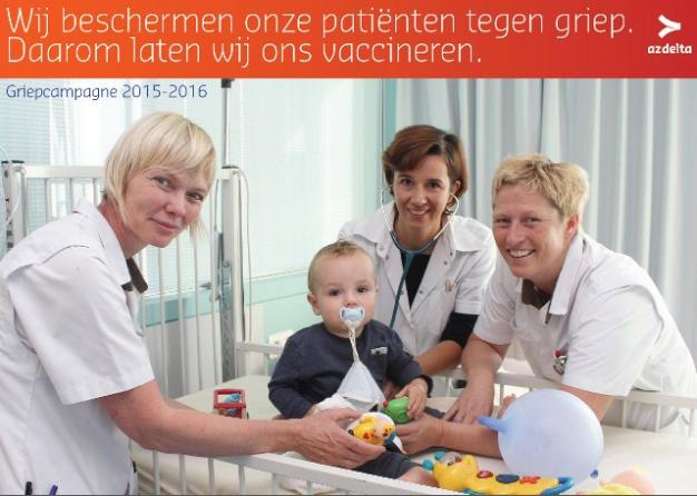 verpleegkundigen en kinderarts rond een ziekenhuisbed van een kind