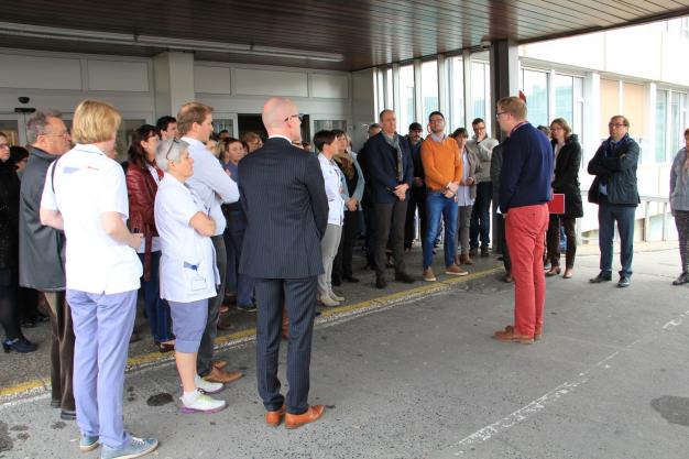 Foto van directieleden, artsen en medewerkers aan hoofdingang Wilgenstraat