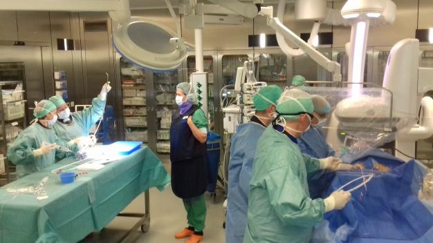 Artsen en verpleegkundigen rond operatietafel tijdens ingreep