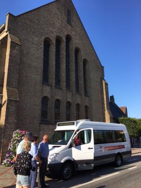 Pendelbus op halte voor de kerk in Staden op terugweg