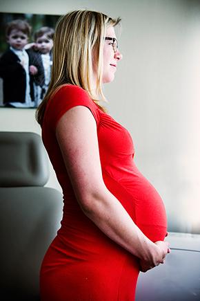 foto van een zwangere vrouw met bolle buik
