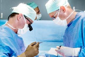 foto van twee chirurgen die bezig zijn met een hartoperatie