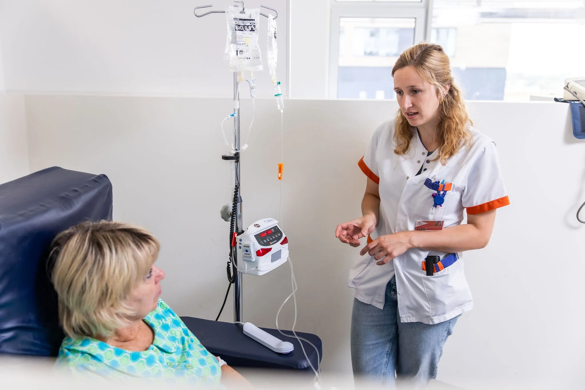 ibd-verpleegkundige-in-gesprek-met-pati-nt-in-dagziekenhuis